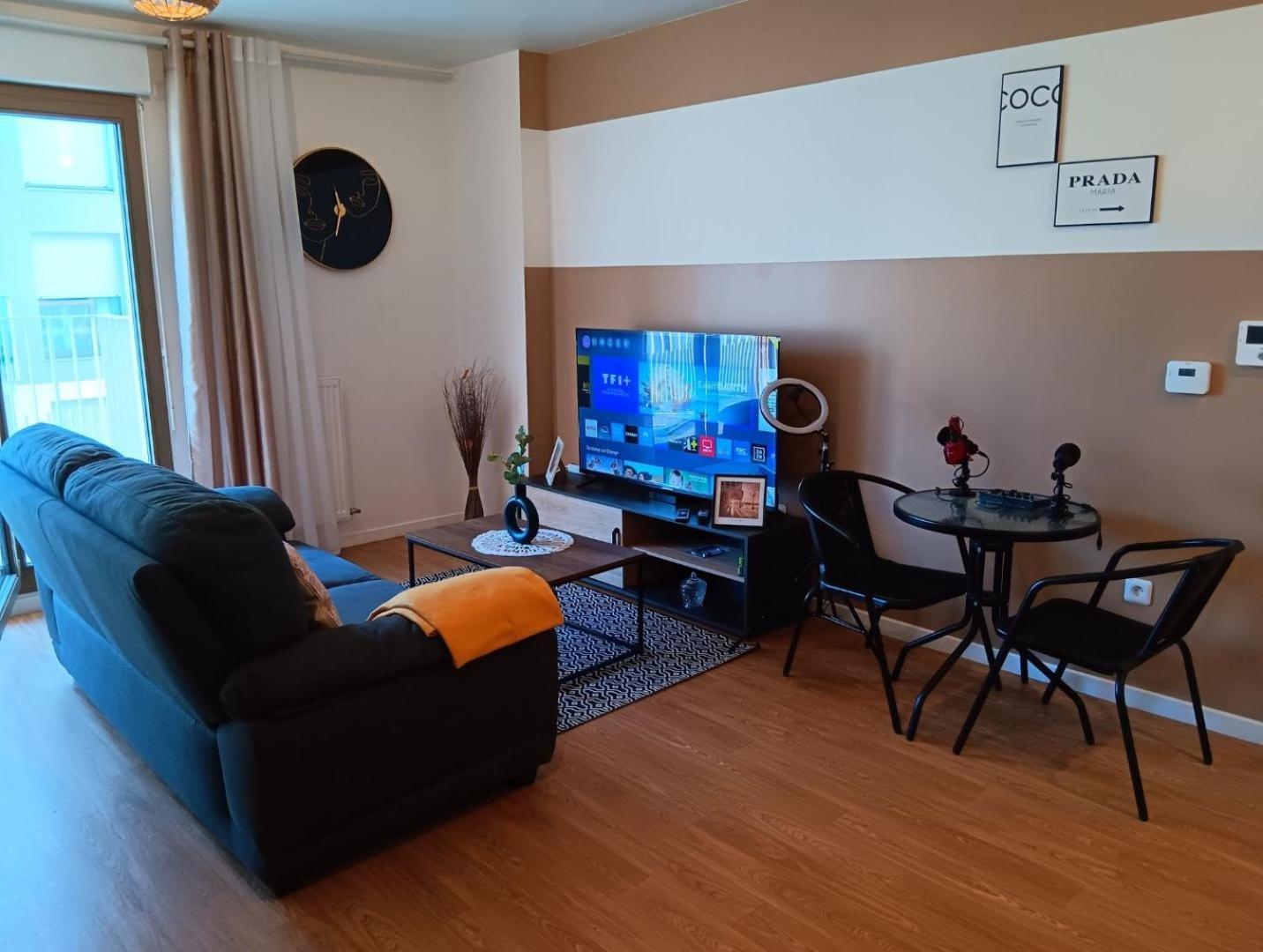 Destiny Appart' Paris -beauvais-orly- Podcasts- Stade De France Apartment Stains